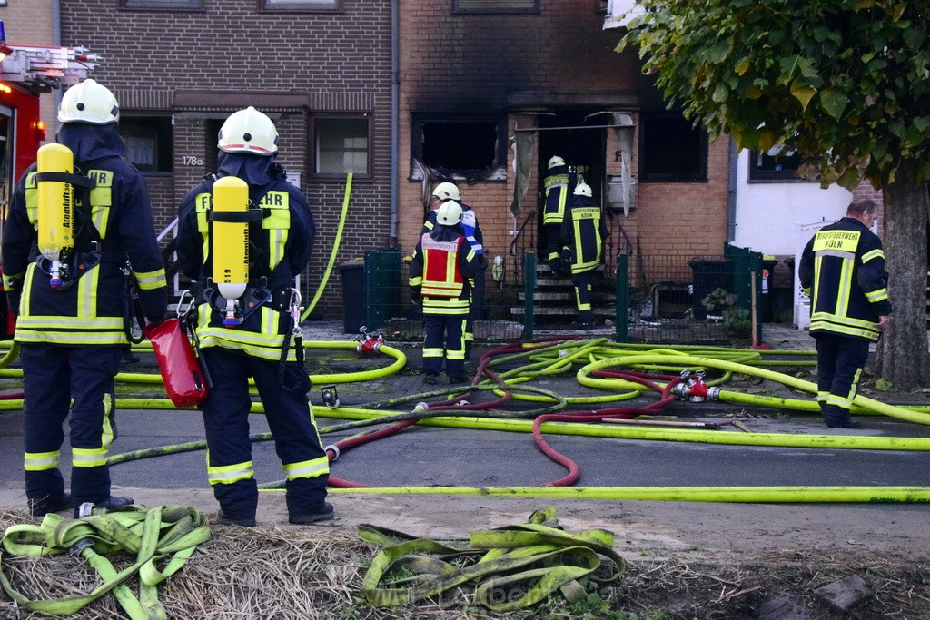 Feuer 2 Vollbrand Reihenhaus Roggendorf Berrischstr P190.JPG - Miklos Laubert